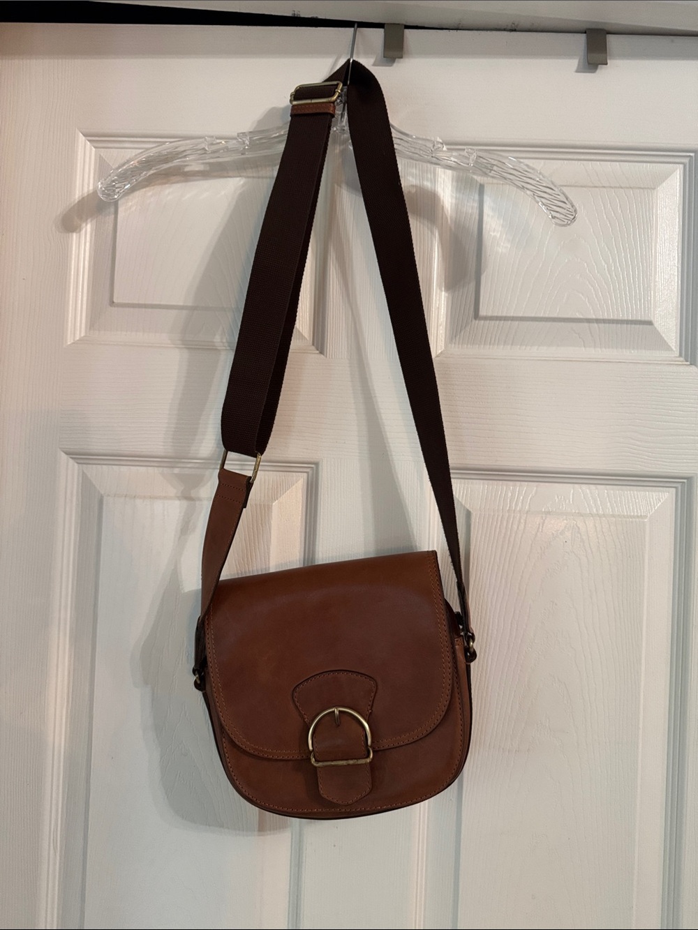 Classic Tan Leather Crossbody Saddle Bag with Adjustable Strap